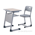 金属製の学校のテーブルと椅子
